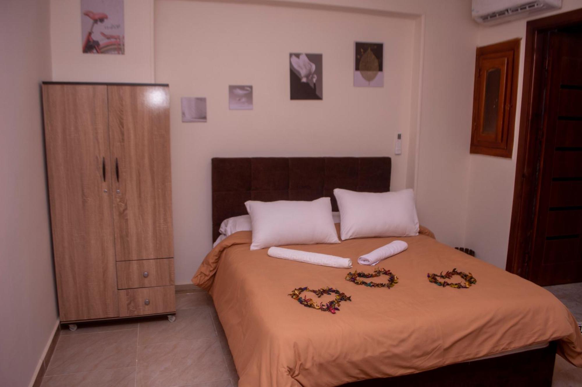 Pyramids Studio & Jacuzzi Apartment