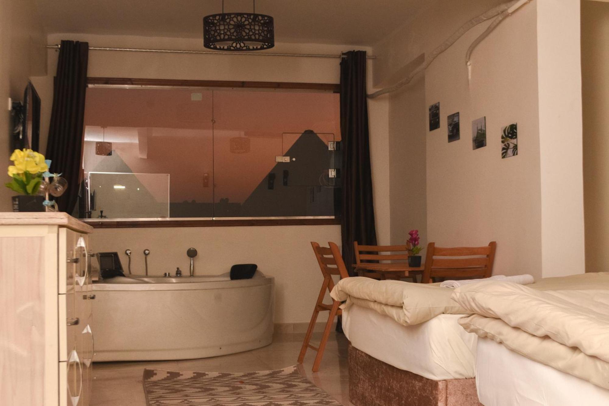 Pyramids Studio & Jacuzzi