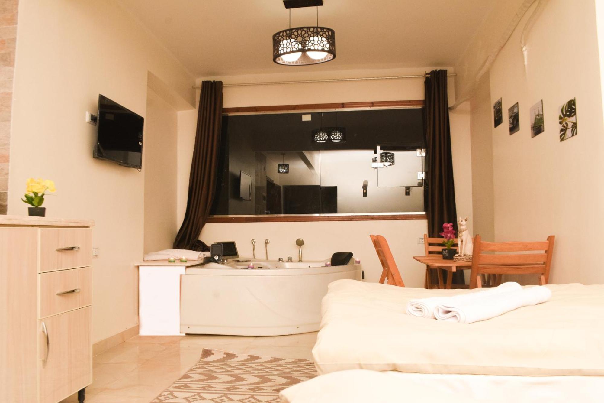 Pyramids Studio & Jacuzzi * Cairo