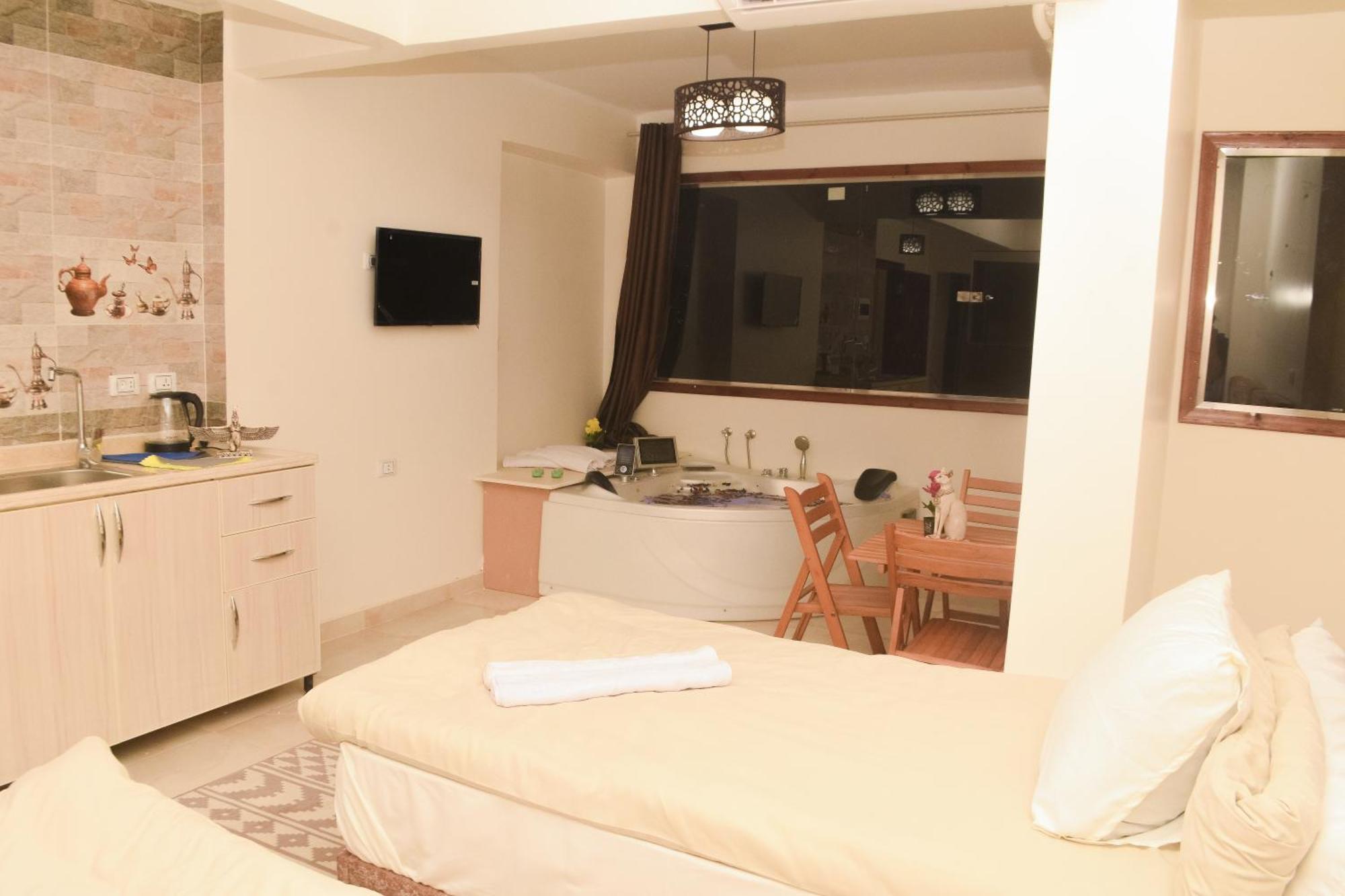 Pyramids Studio & Jacuzzi *