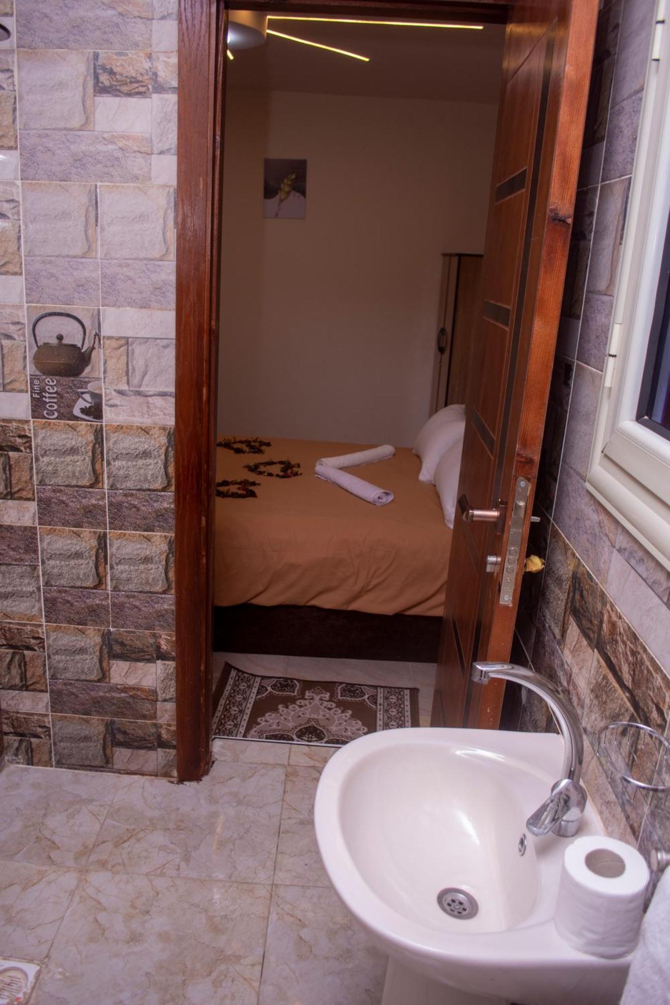 Pyramids Studio & Jacuzzi