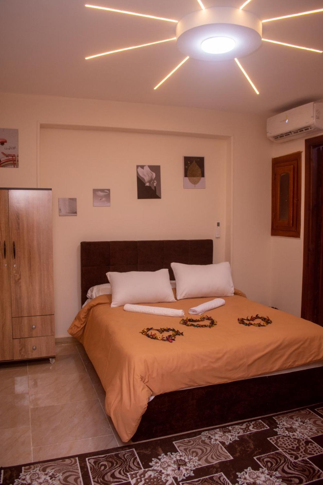 Pyramids Studio & Jacuzzi Apartment