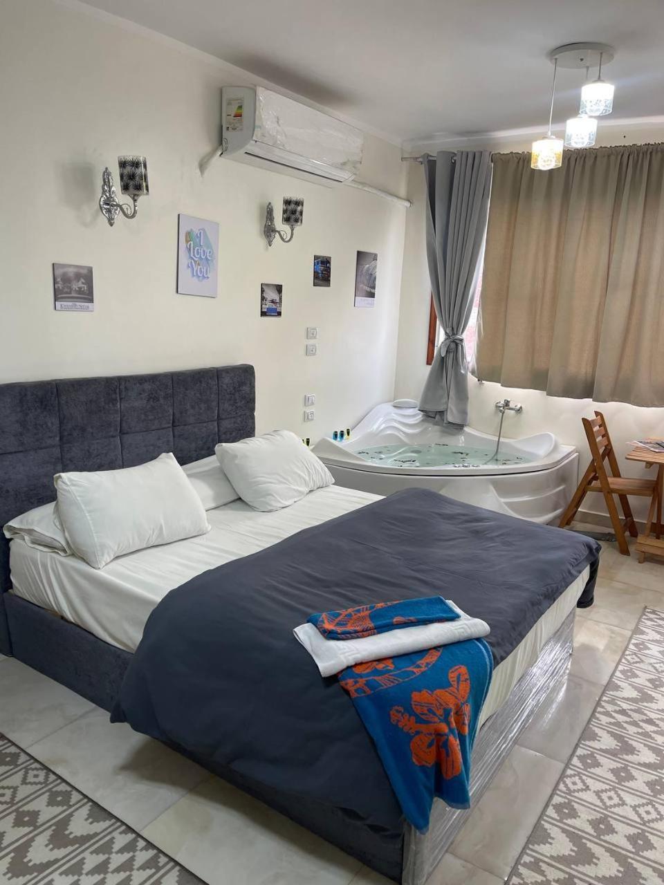 Apartment Pyramids Studio & Jacuzzi *