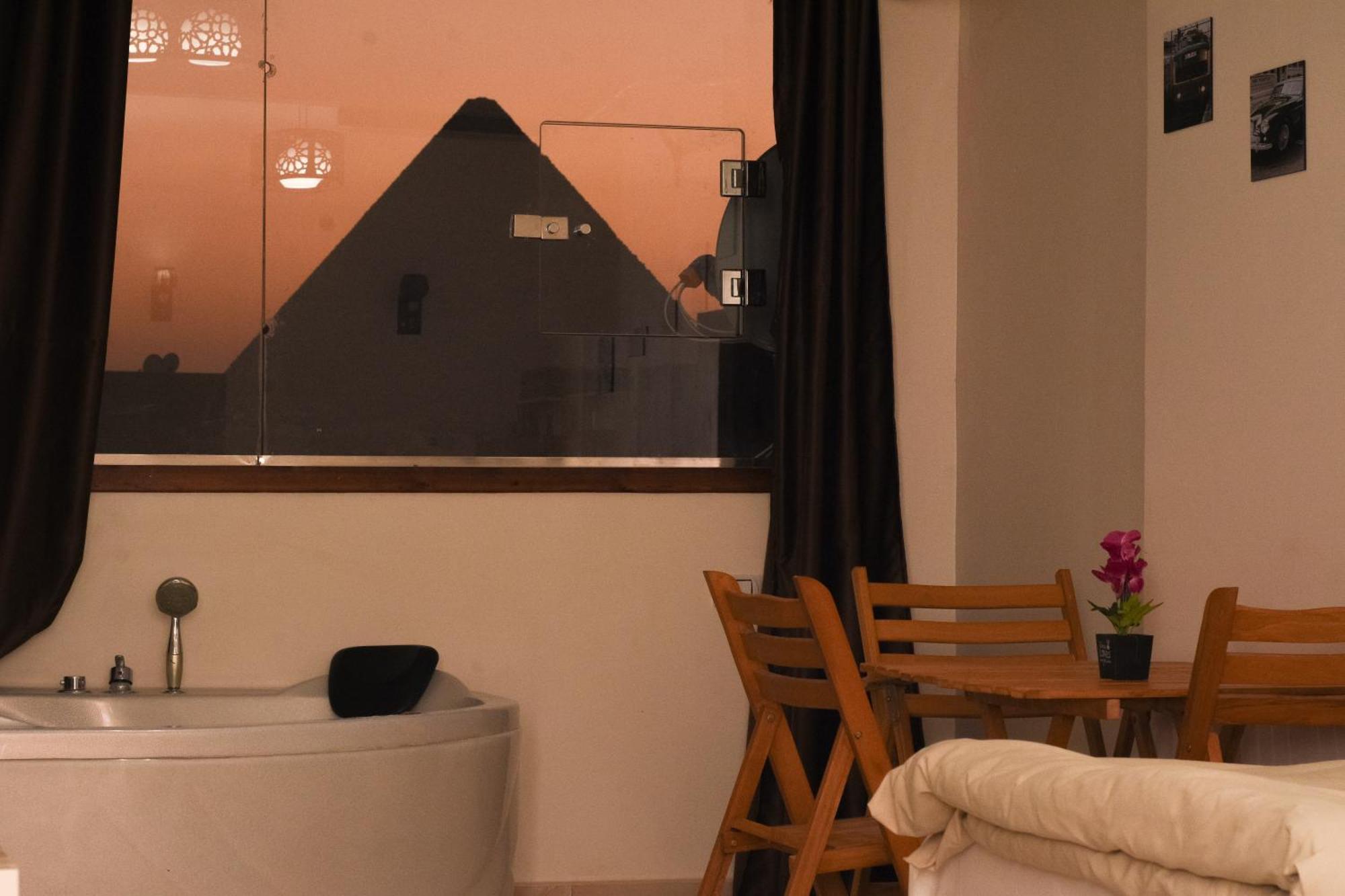 Pyramids Studio & Jacuzzi Apartment *
