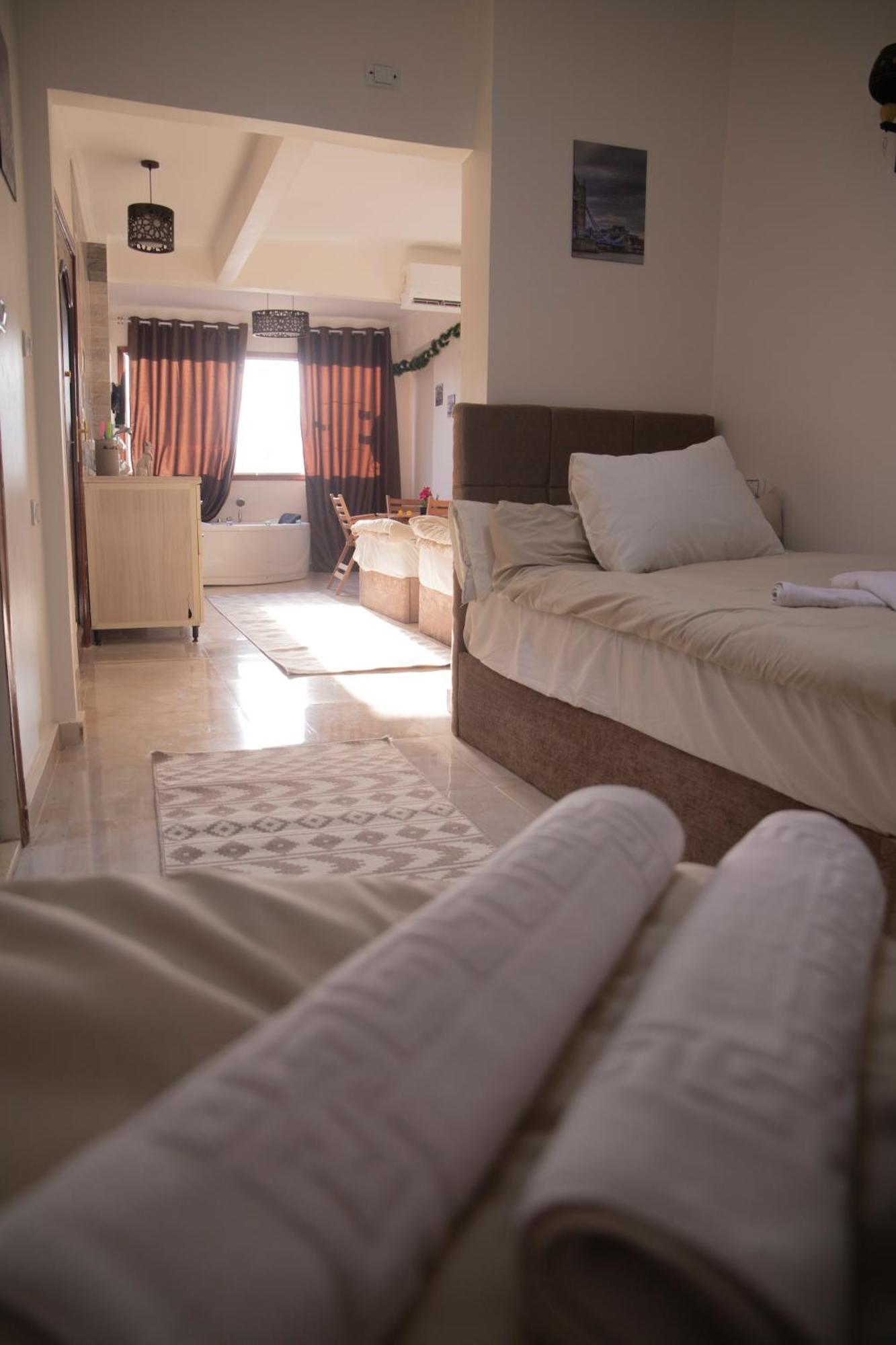 Pyramids Studio & Jacuzzi *