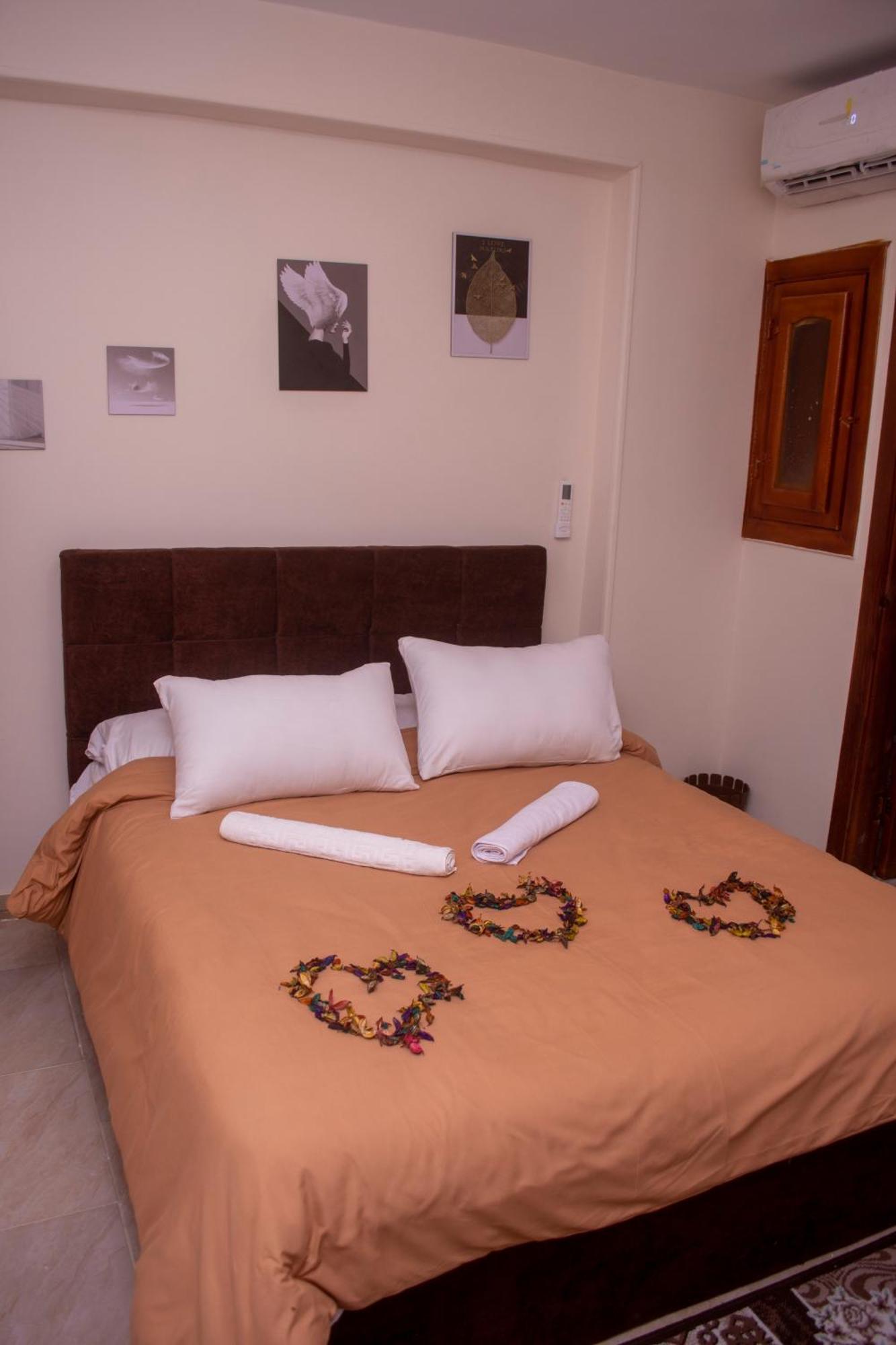Pyramids Studio & Jacuzzi Apartment *